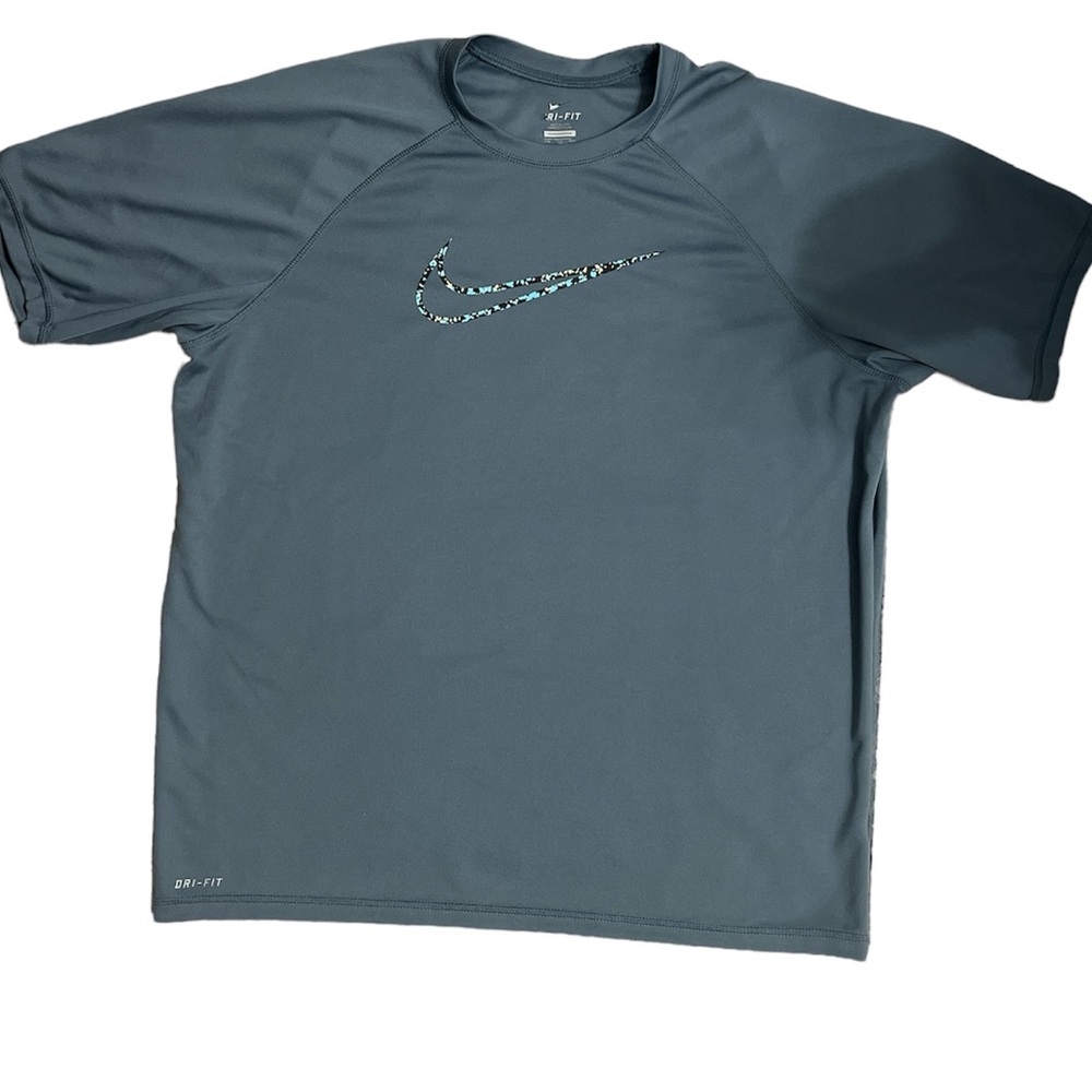 Nike dry fit short sleeve shirt. Men size XXL.